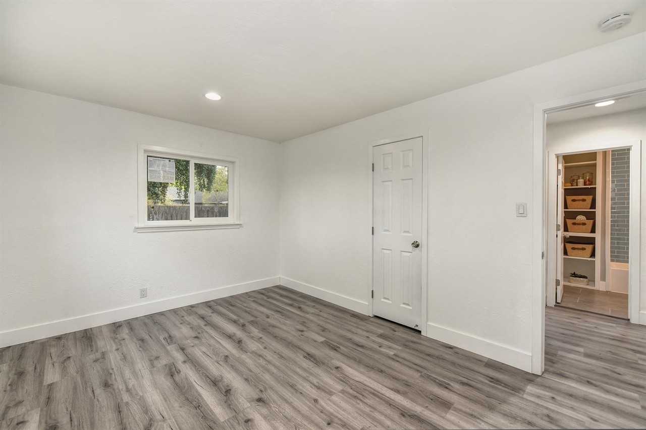 3652 Mcclellan Dr - Photo 4 of 28