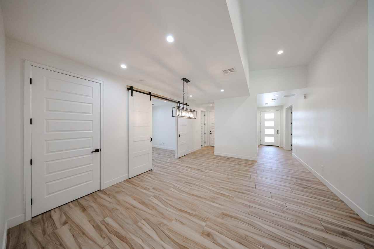 2418 E Amelia Ave - Photo 5 of 50