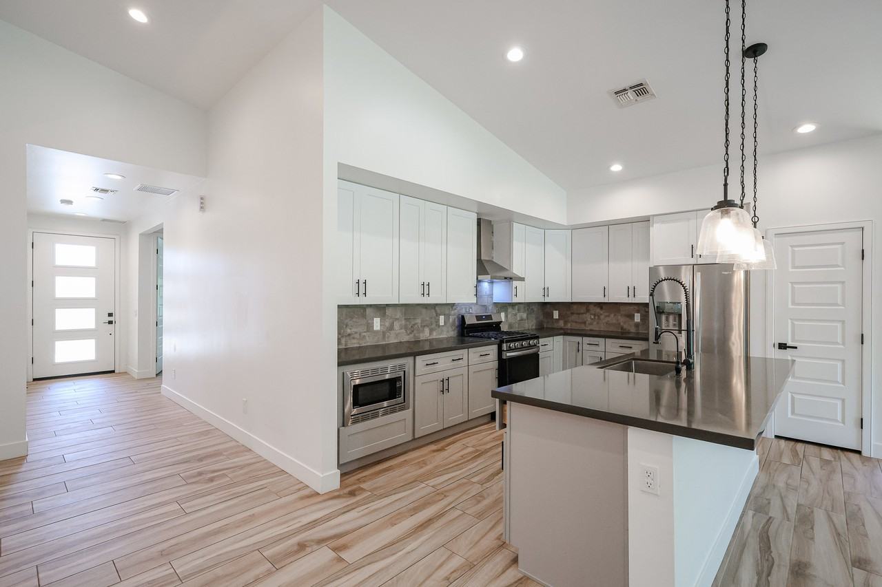 2418 E Amelia Ave - Photo 7 of 50