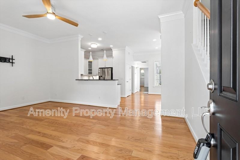 5434 Center St - Photo 4 of 31