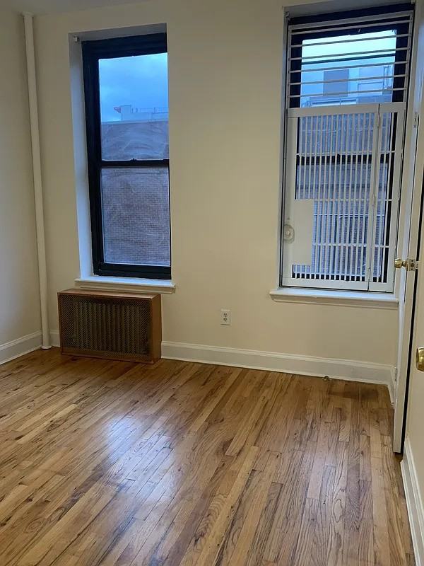 2728 Broadway - Photo 2 of 10