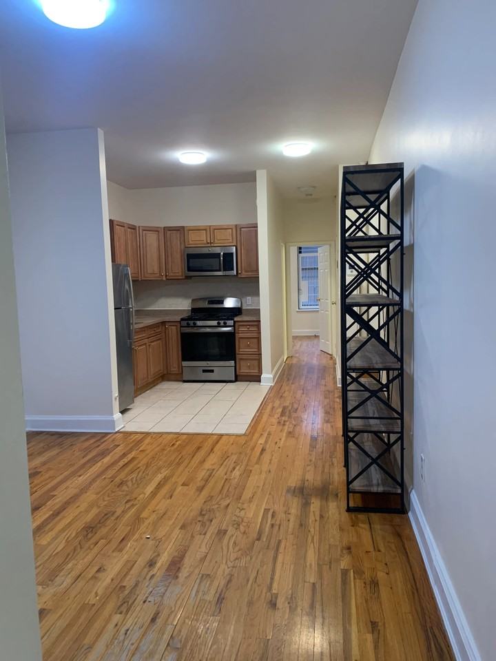 2728 Broadway - Photo 5 of 10