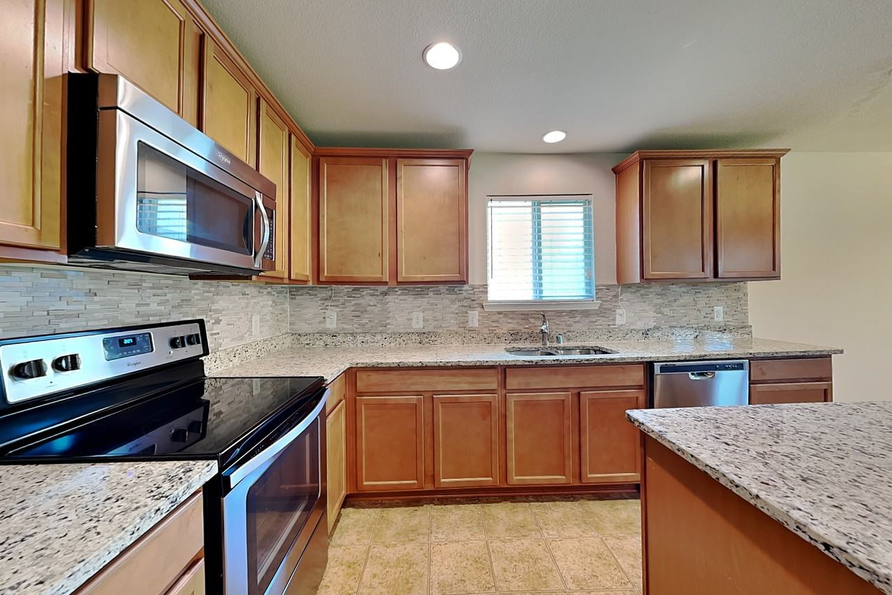 1112 Rivers Creek Ln - Photo 4 of 17