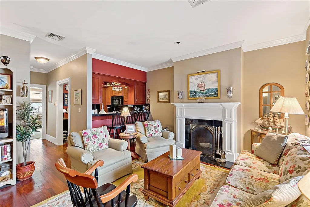 97 Court St - Photo 4 of 10