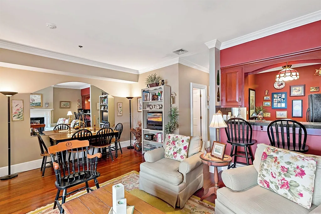 97 Court St - Photo 5 of 10
