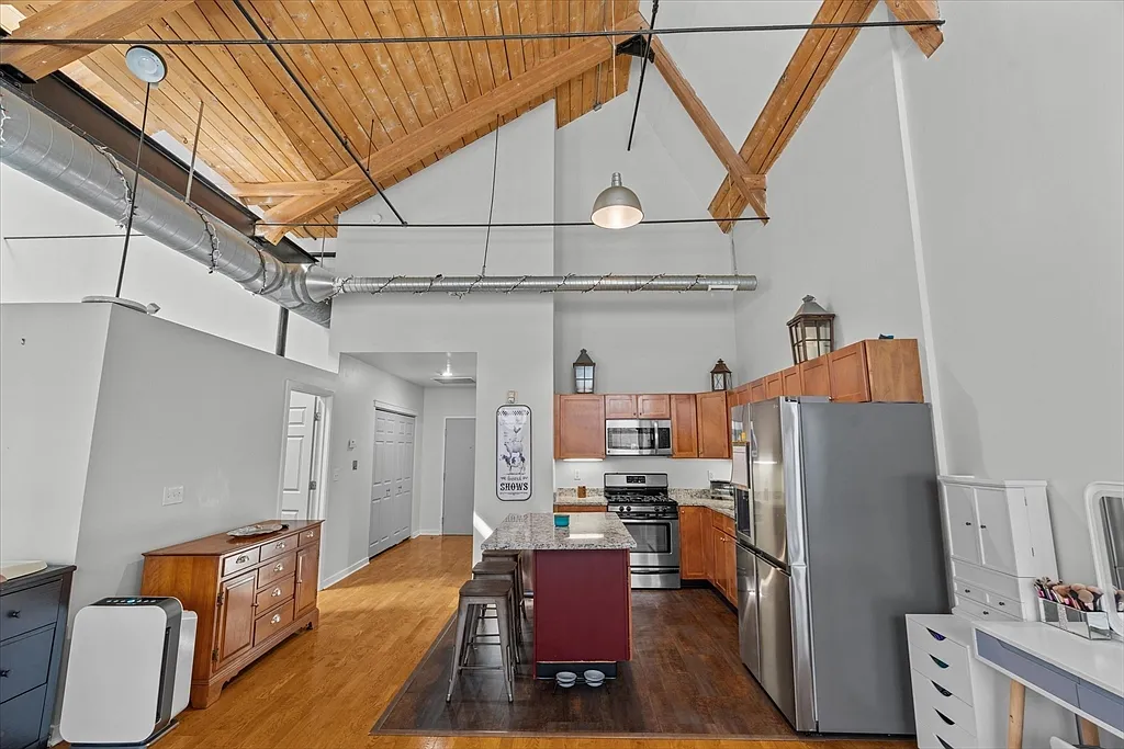 160 Fremont St - Photo 4 of 21