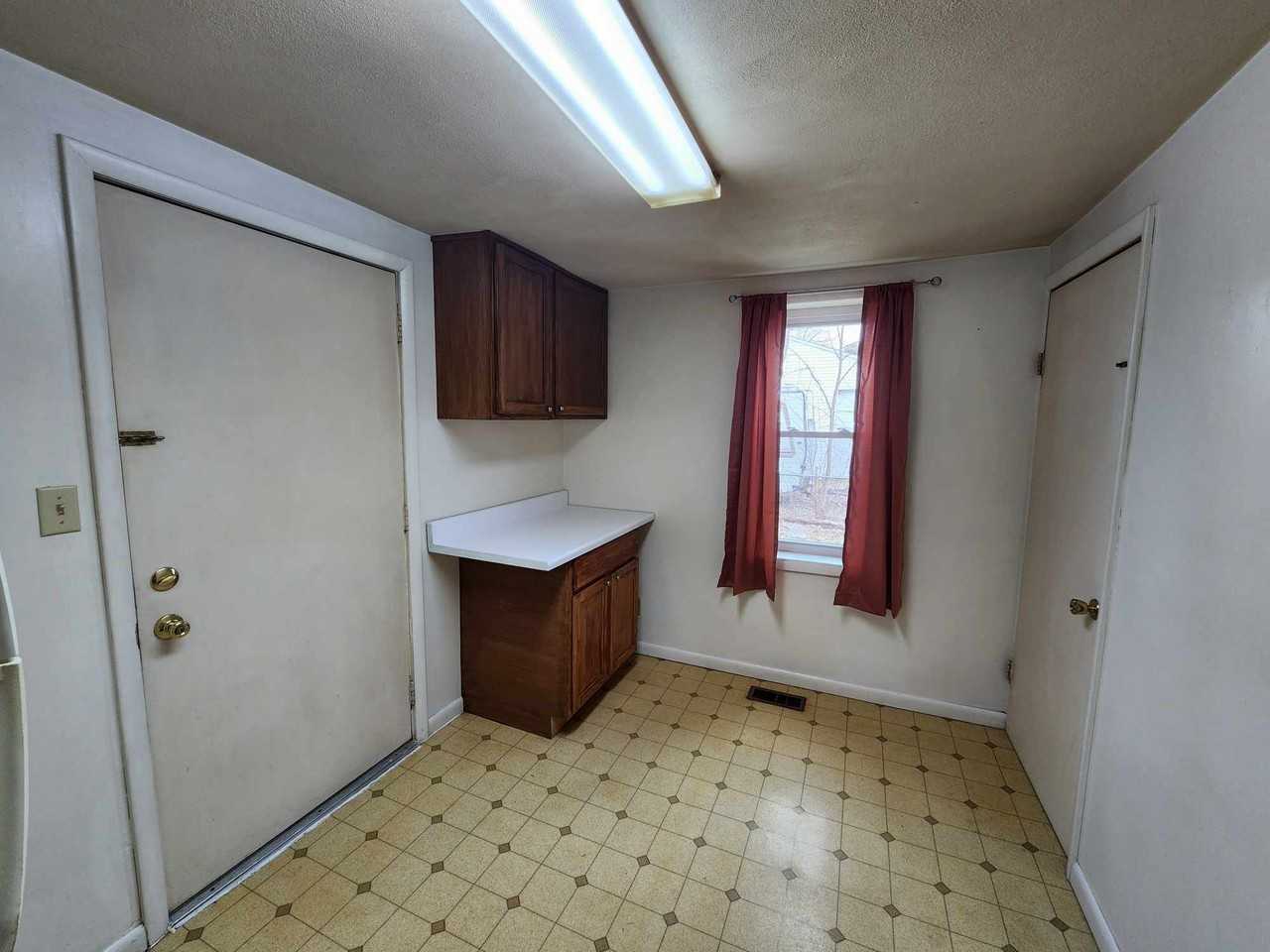 220 Evans Ave - Photo 5 of 8