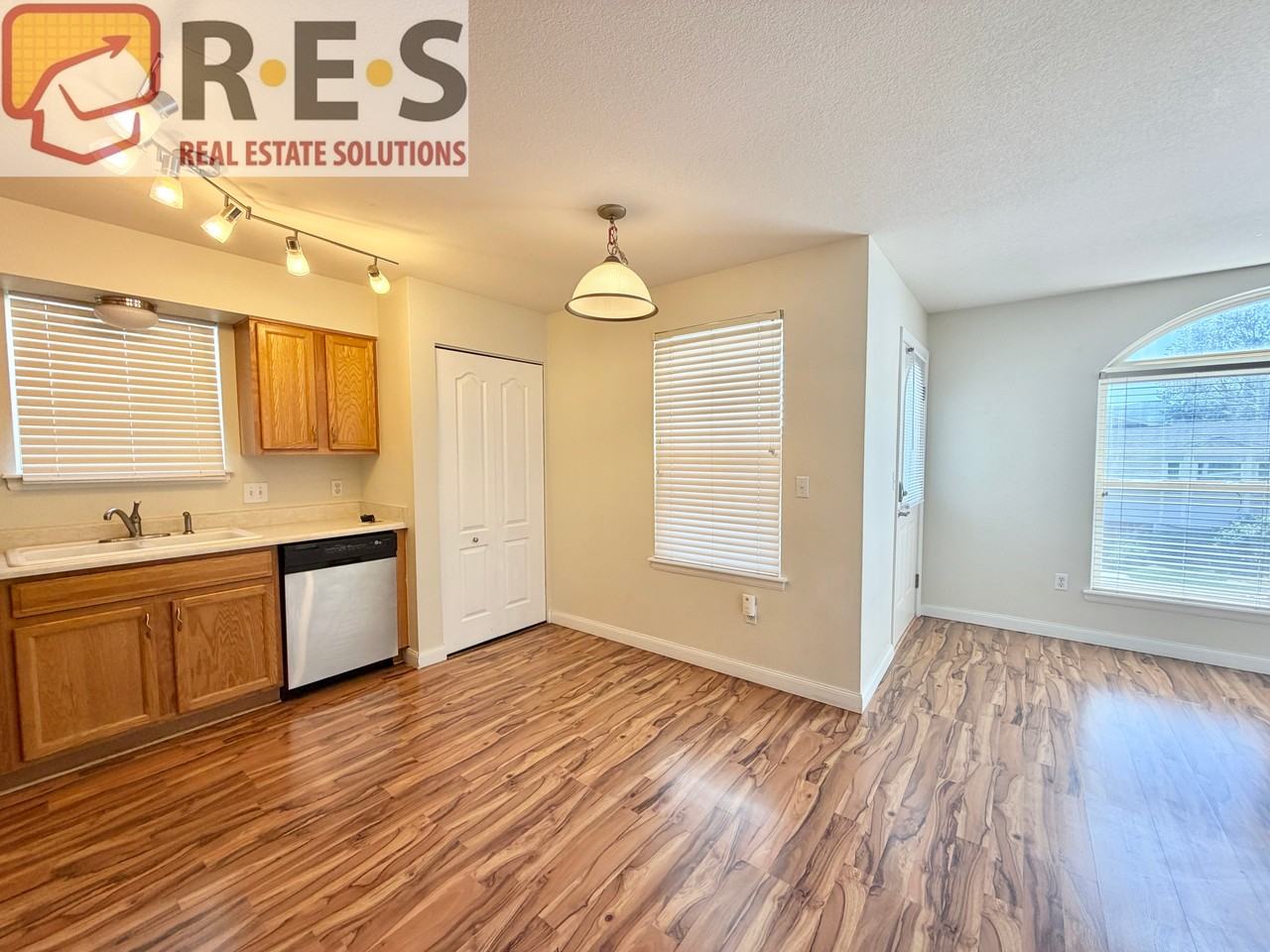 1631 S Deframe St #B8 - Photo 5 of 14