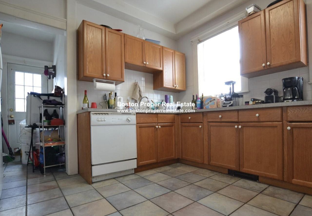 140 Brooks St #1 - Photo 3 of 20