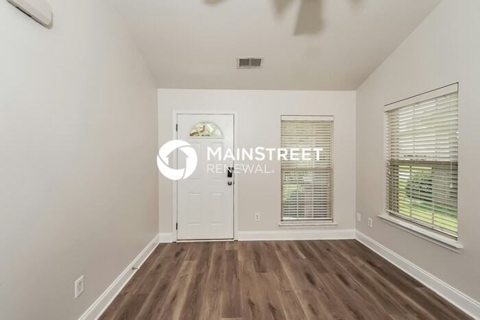 105 Clover St - Photo 3 of 17