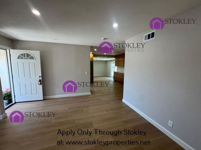 6346 Escallonia Dr - Photo 7 of 37