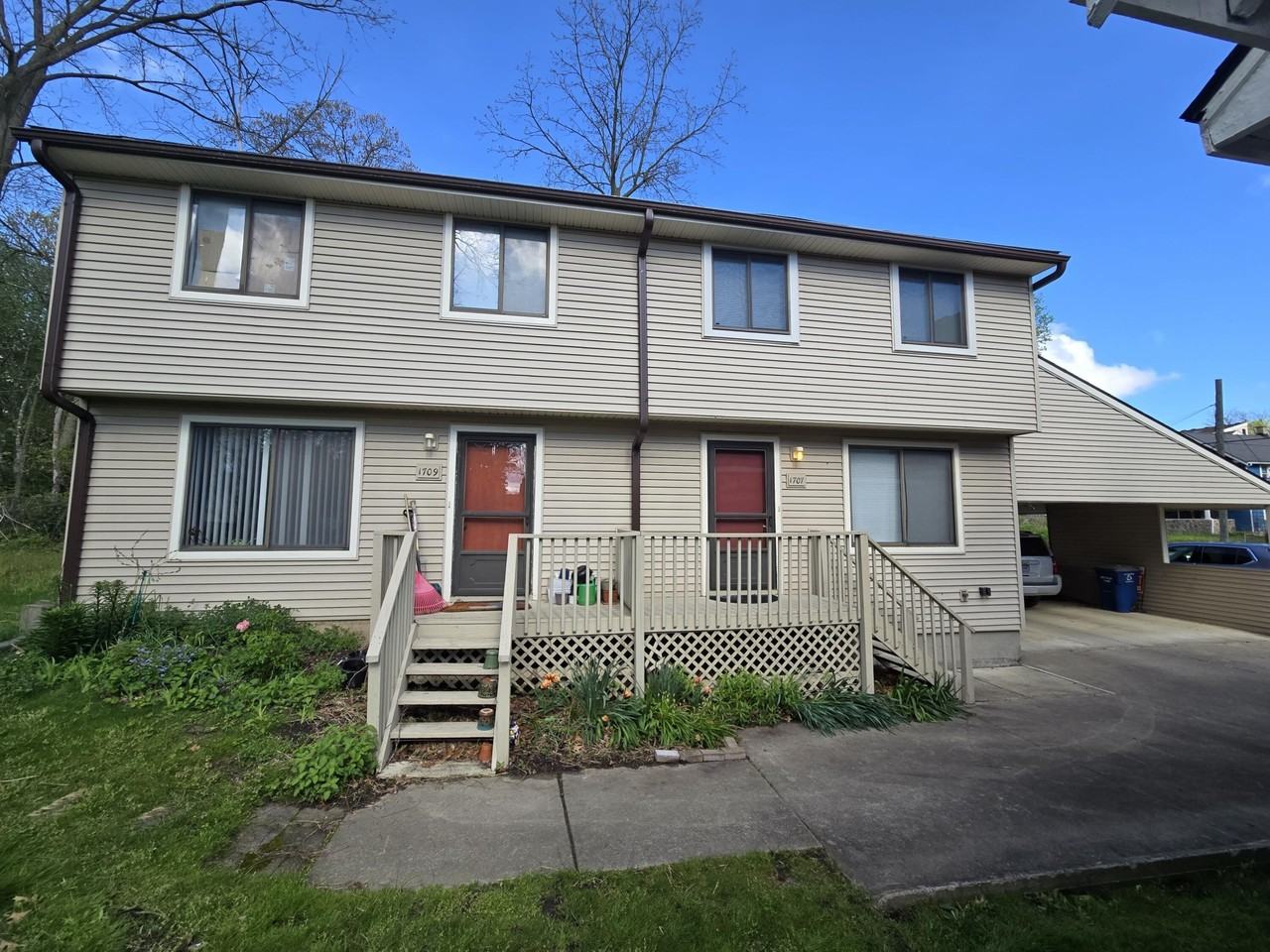 1707 Dexter Ave - Photo 3 of 32