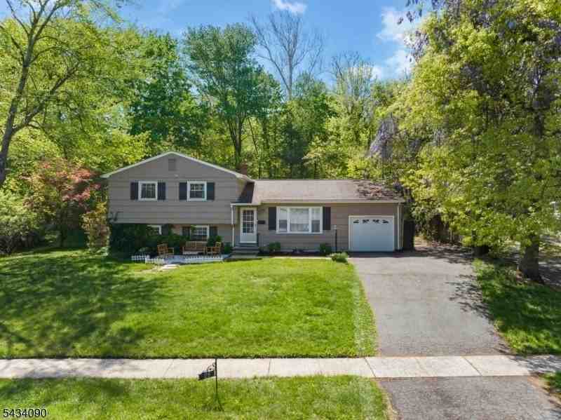 28 Ethan Dr - Photo 4 of 38