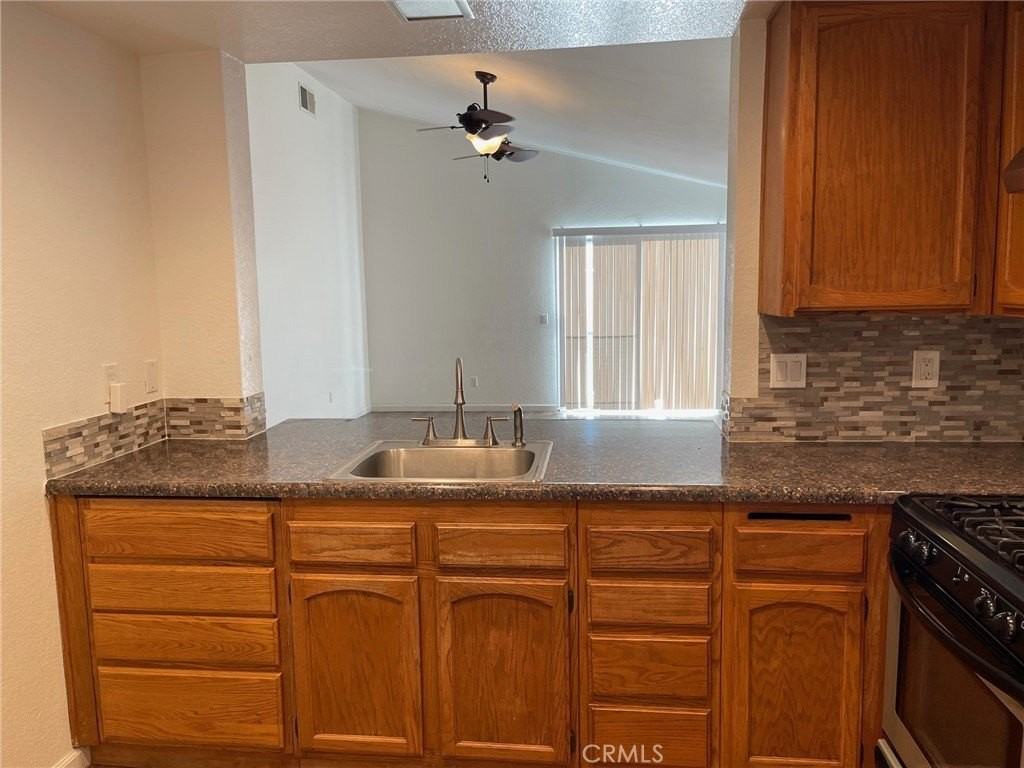 1005 Lilac St - Photo 3 of 11