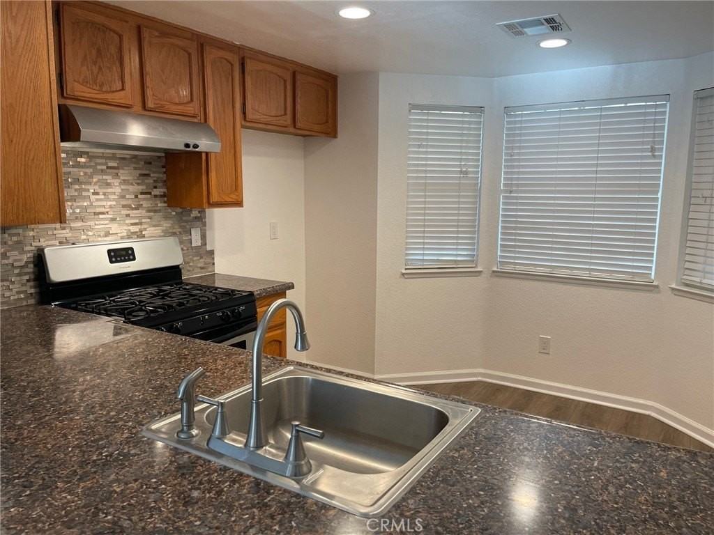 1005 Lilac St - Photo 4 of 11