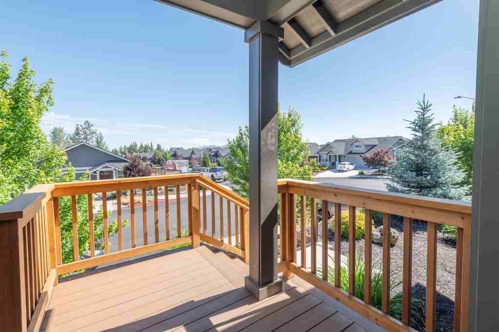 3322 Nw Birch Ave - Photo 3 of 11