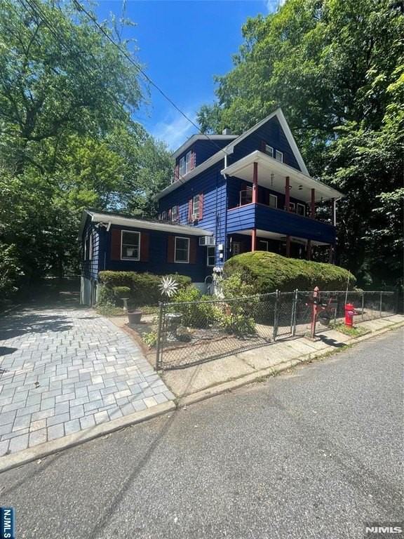 55 Garden Ave #1 - Photo 2 of 33