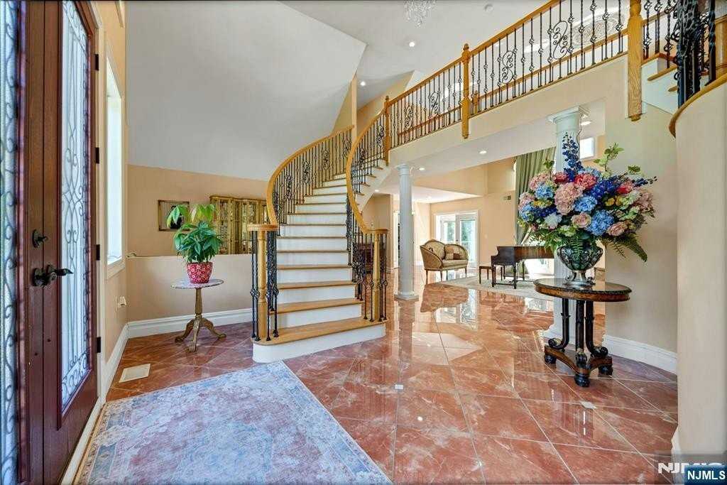 252 Mabel Pl - Photo 6 of 48