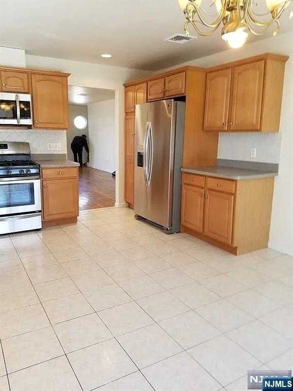 34 Delia Boulevard - Photo 4 of 16