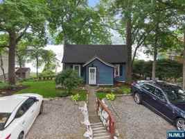 featured image of 137 Lakeview Ave