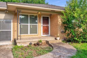 featured image of 406 N Bonham Dr