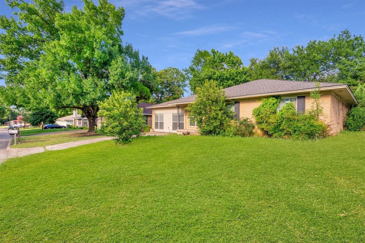 406 N Bonham Dr - Photo 4 of 36