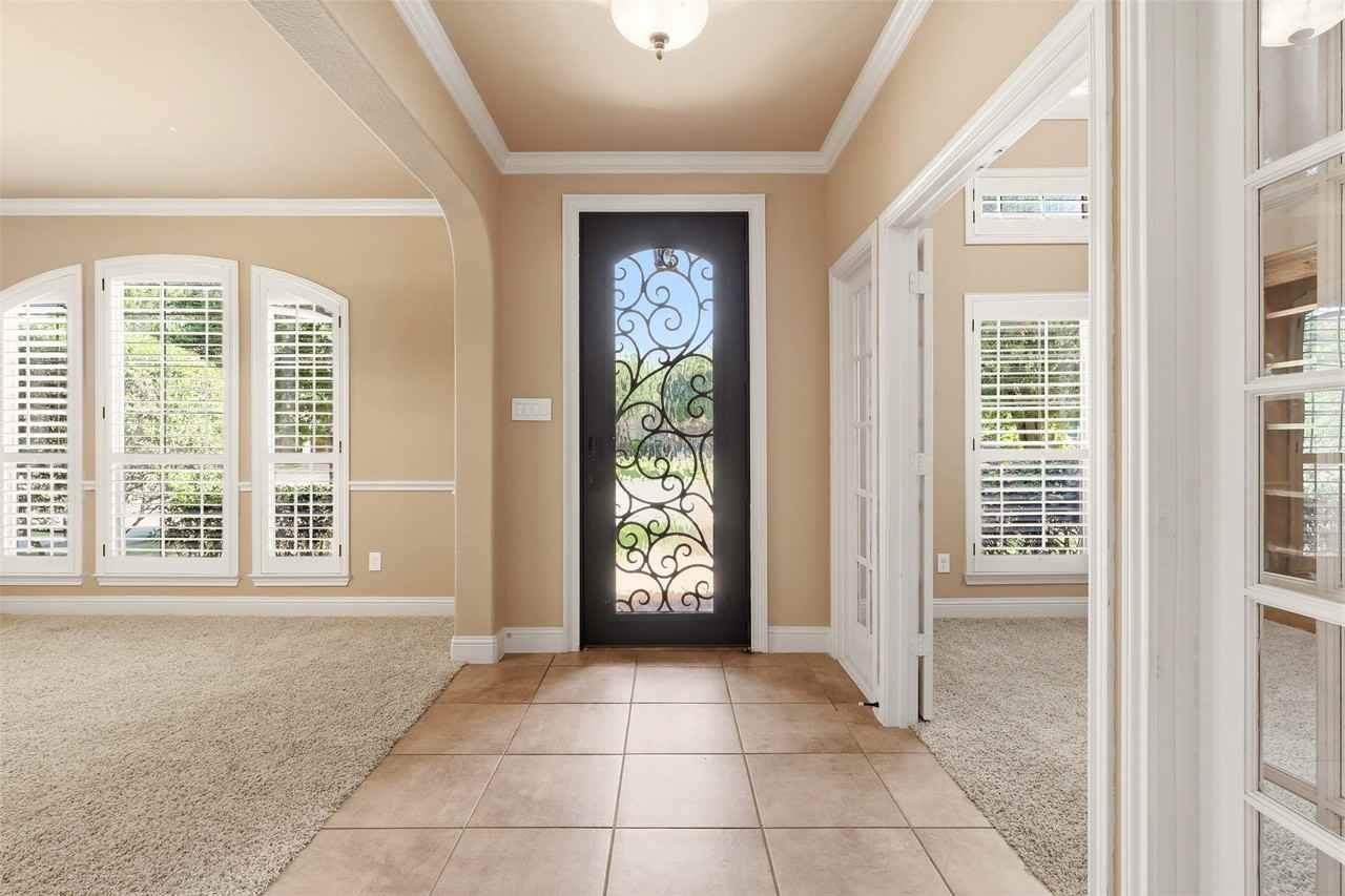 627 Seymour Dr - Photo 3 of 40