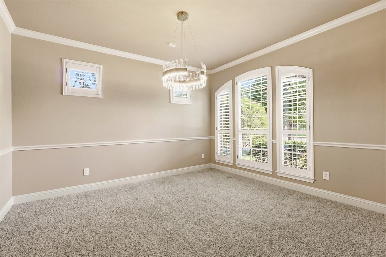 627 Seymour Dr - Photo 4 of 40