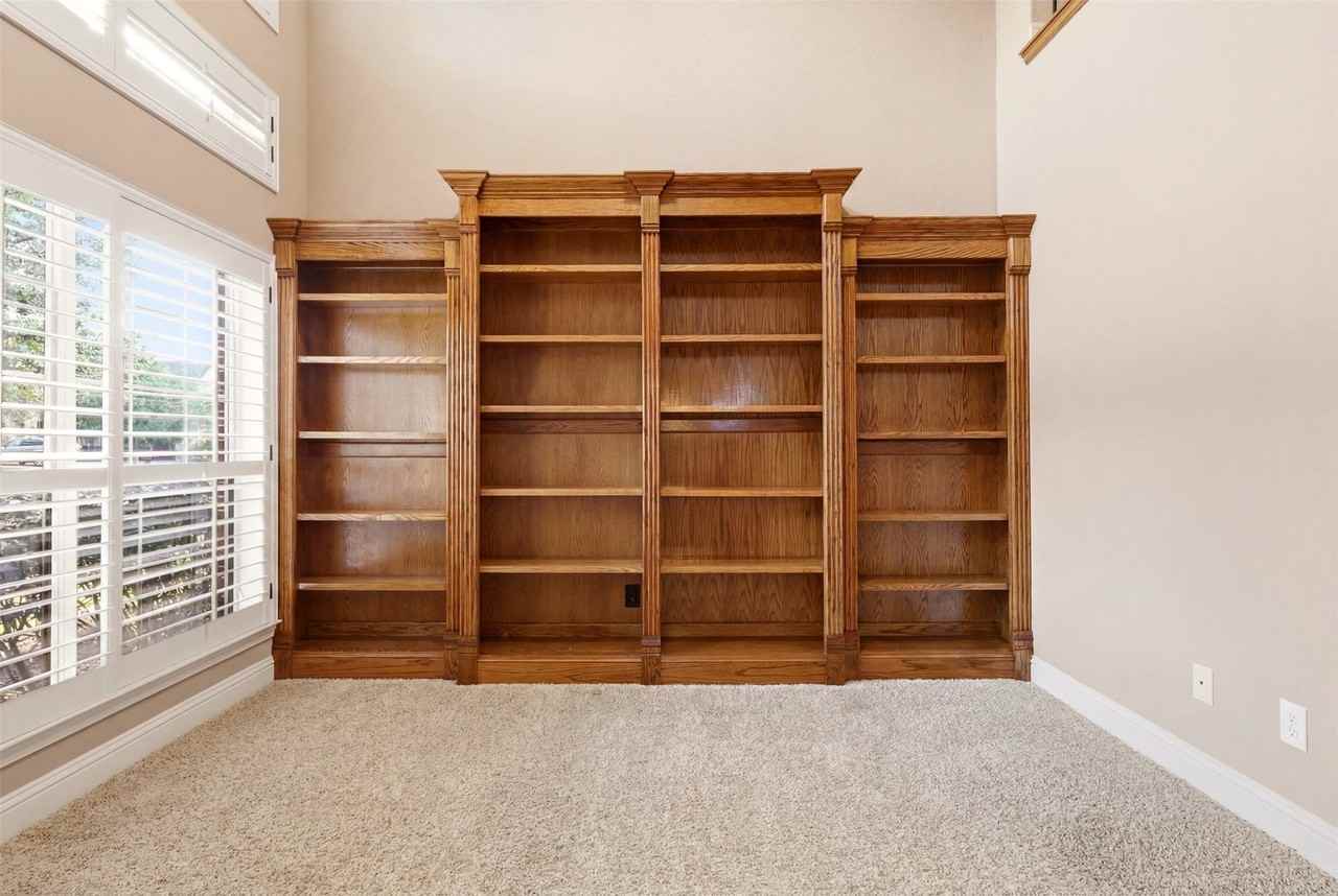 627 Seymour Dr - Photo 6 of 40