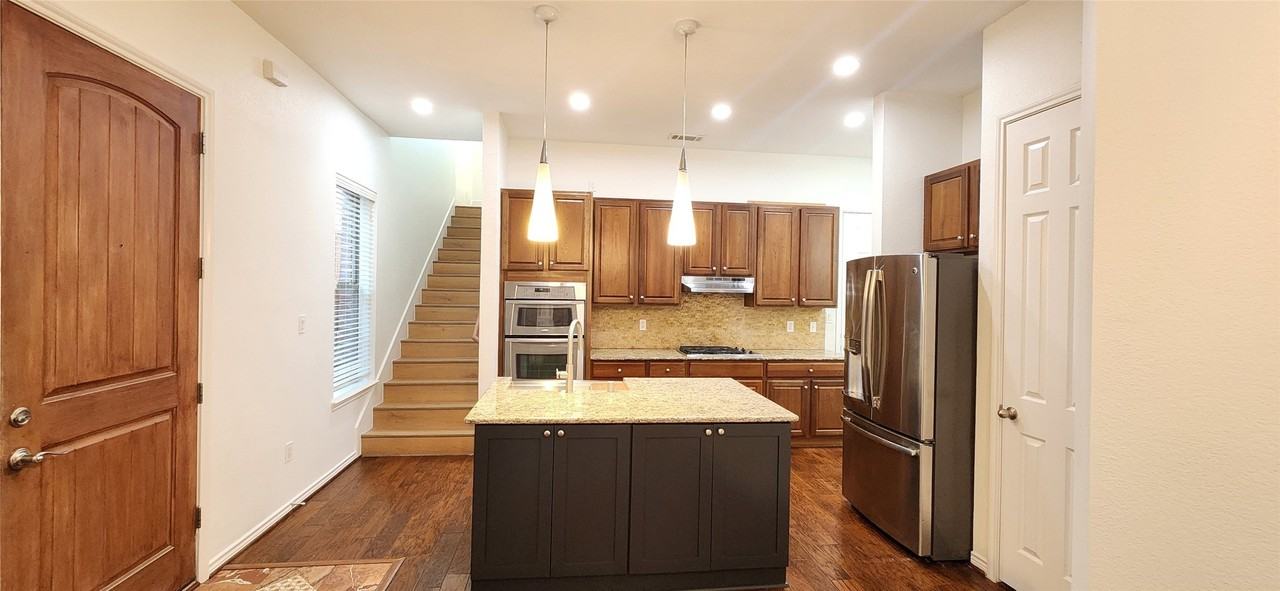 1211 Lake Pointe Way - Photo 4 of 37
