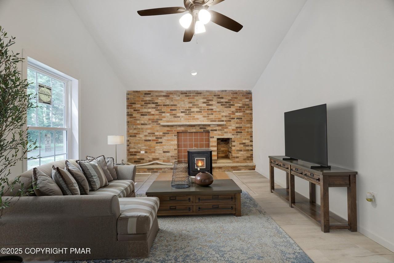 3119 Essex Rd - Photo 3 of 41