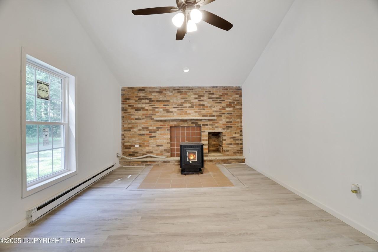 3119 Essex Rd - Photo 4 of 41