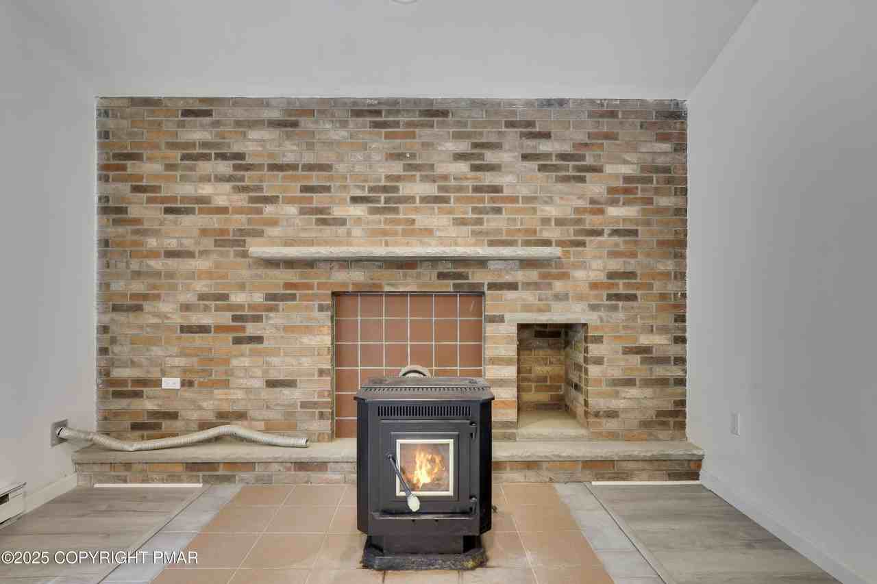 3119 Essex Rd - Photo 5 of 41