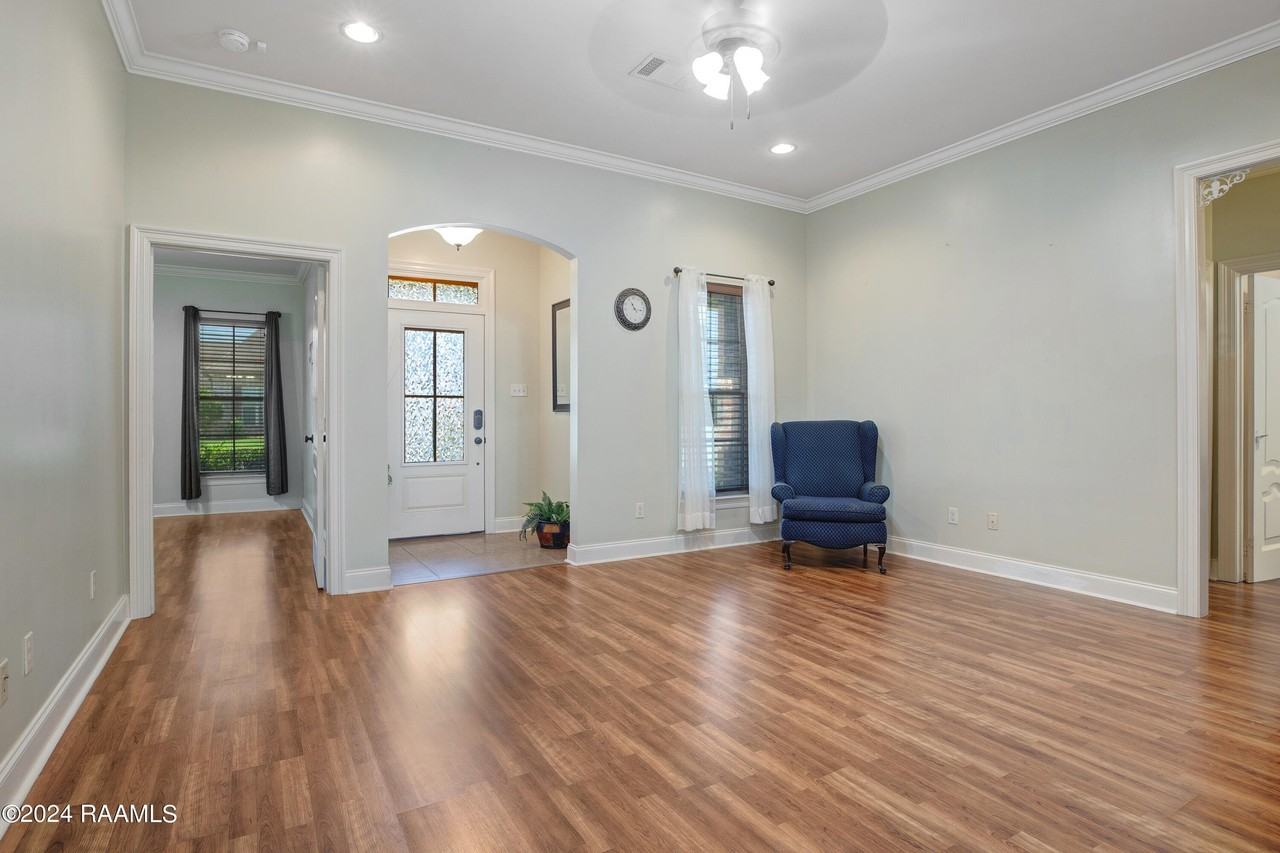 1101 Christopher St - Photo 3 of 37