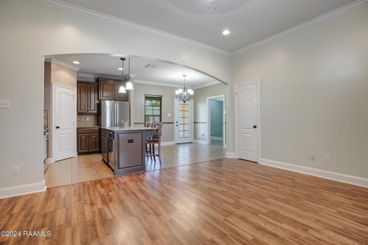 1101 Christopher St - Photo 4 of 37