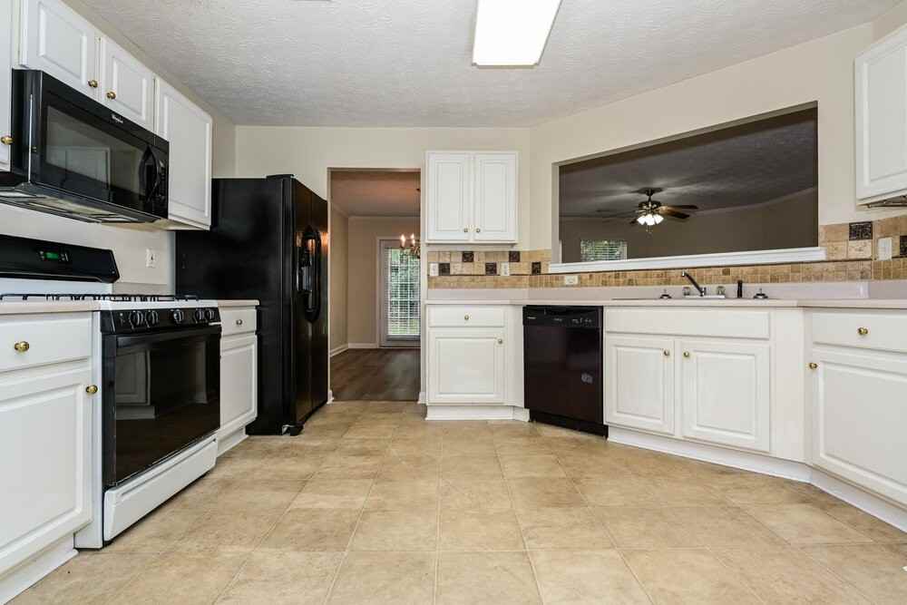 1990 Towne Park Dr - Photo 5 of 16