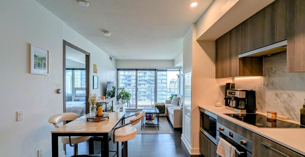 17 Bathurst Street #808