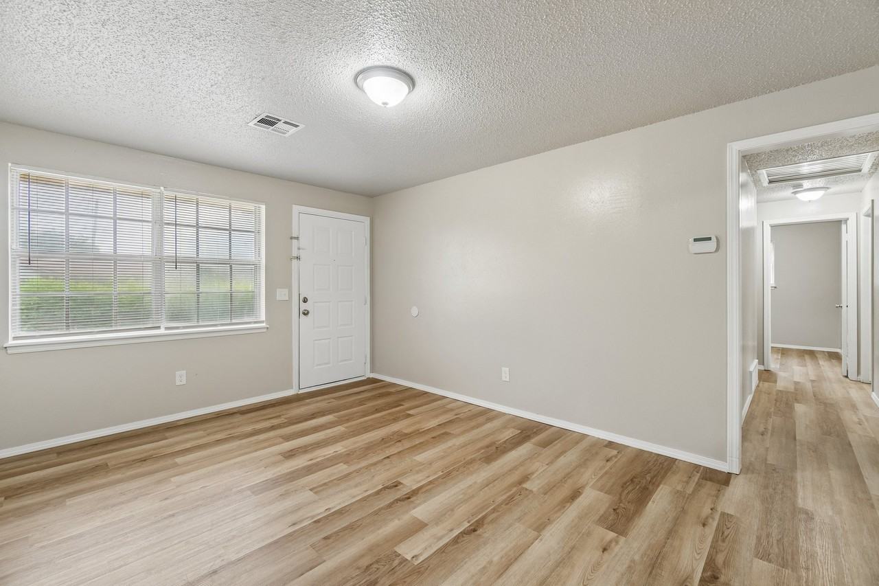 3133 Greenbrier Ter - Photo 3 of 15
