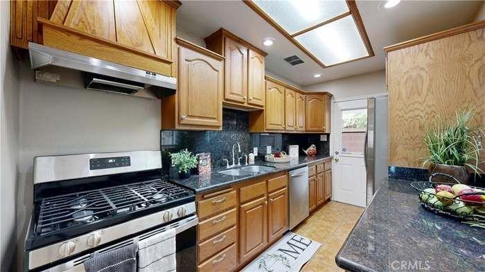 309 E J St - Photo 4 of 11