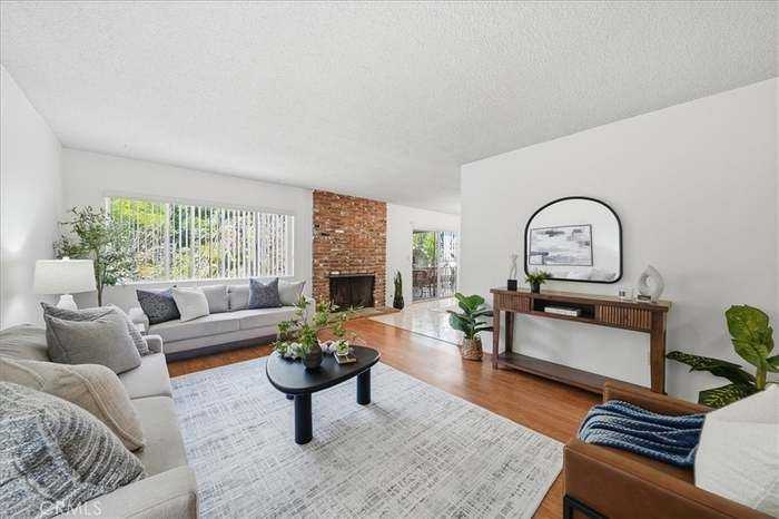 2402 30th St - Photo 3 of 17