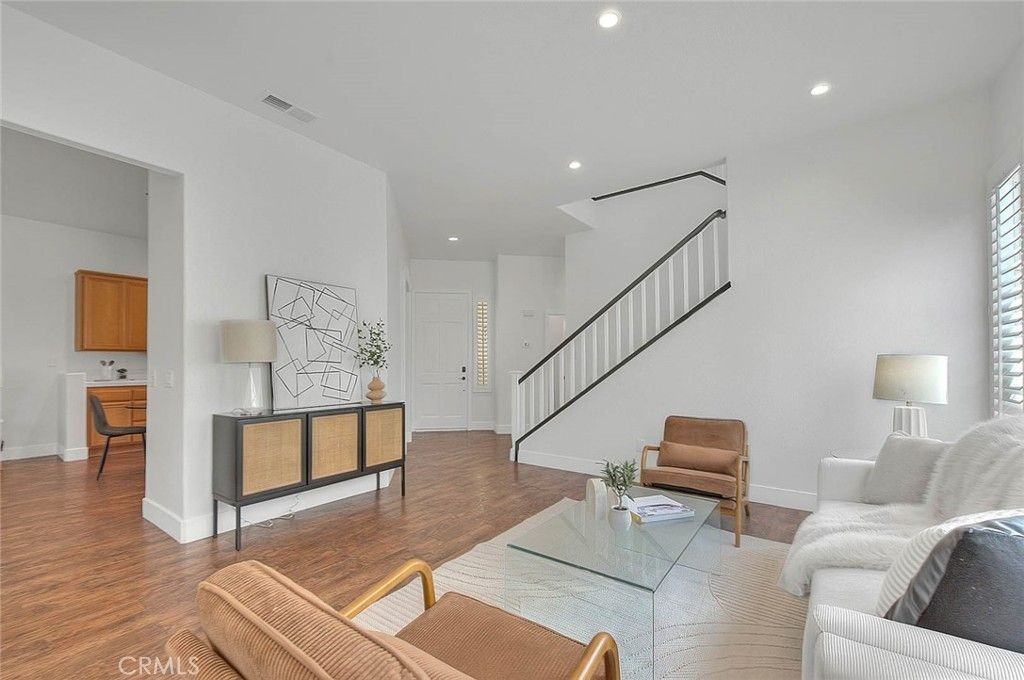 14218 Aliso Ct - Photo 3 of 32