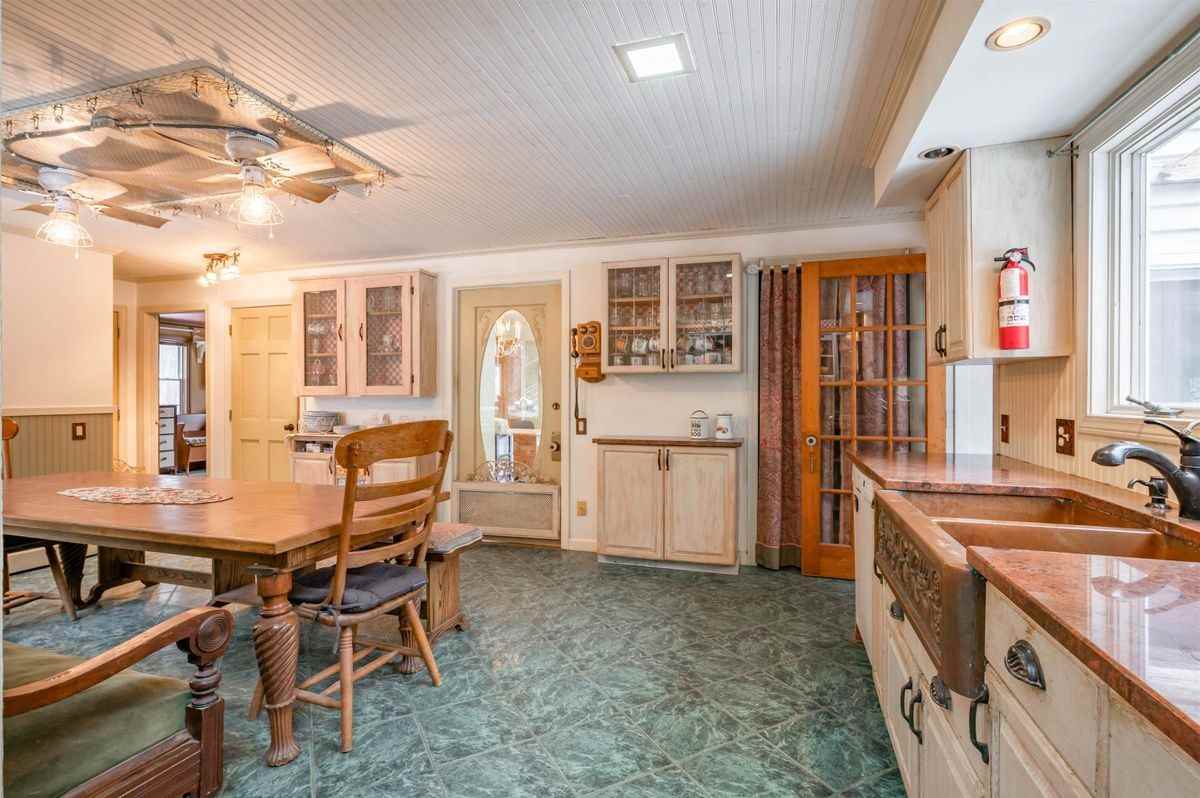 133 Raymond Rd - Photo 4 of 34