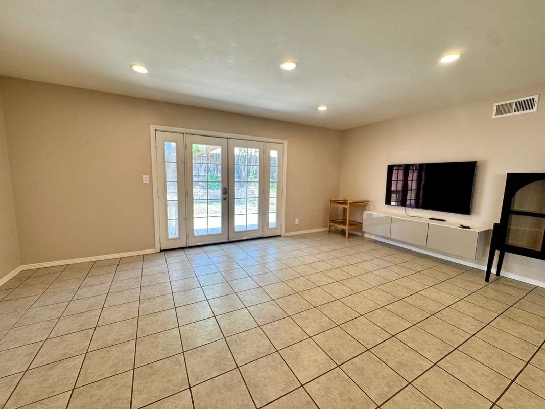 2065 Morley St - Photo 3 of 12