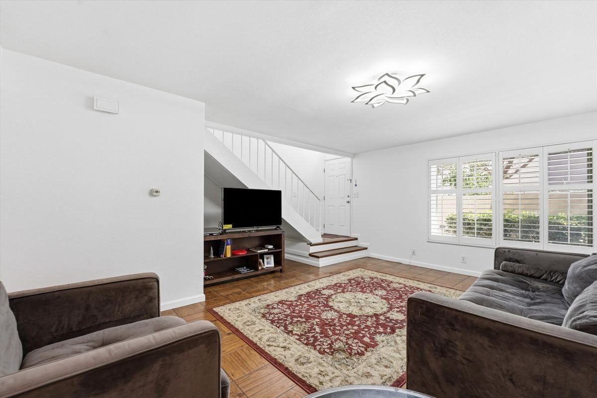 104 Oval Rd - Photo 4 of 21