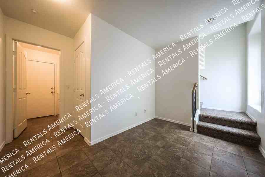 747 N Port Dr - Photo 7 of 30