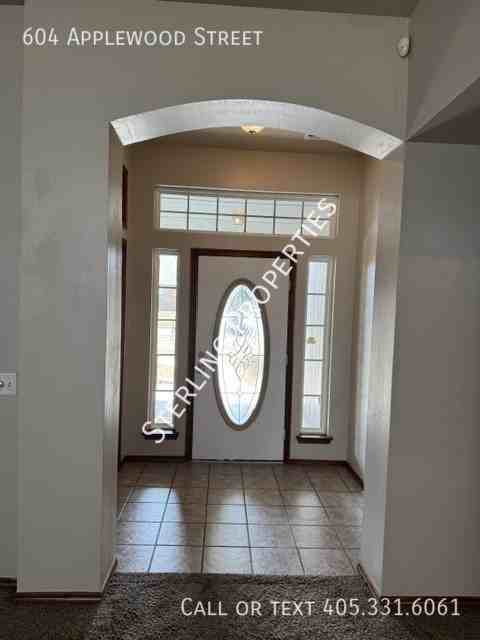 604 Applewood St - Photo 3 of 39