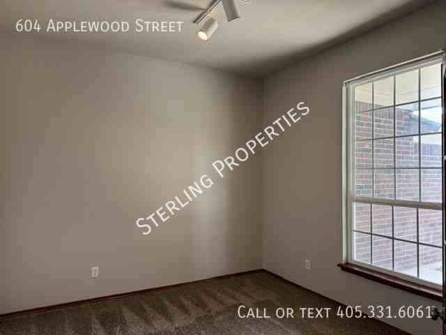 604 Applewood St - Photo 6 of 39