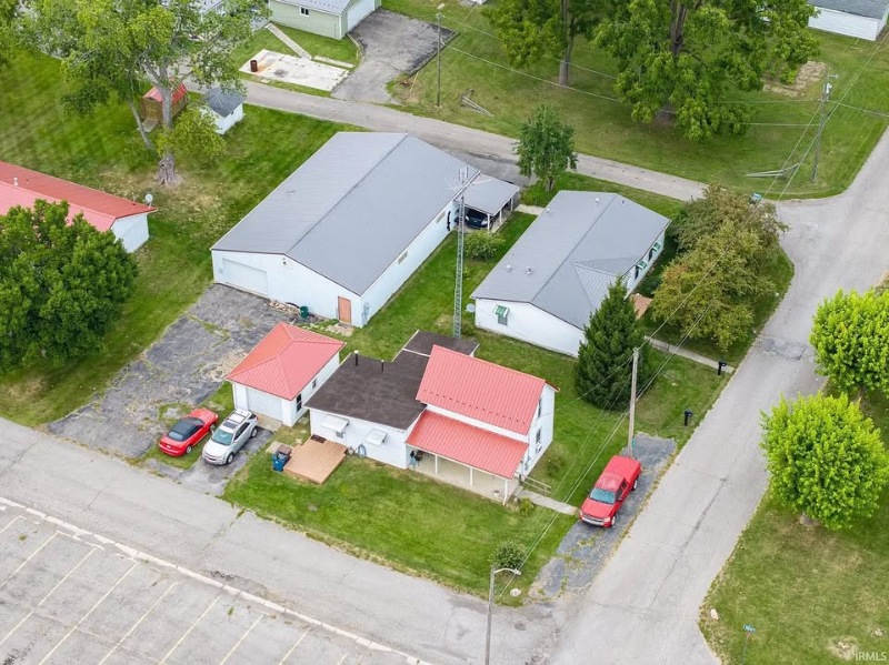 1496 Morris St - Photo 2 of 11