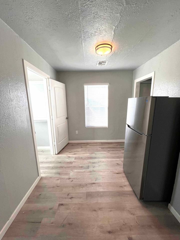 1101 Nw 27th St - Photo 5 of 9