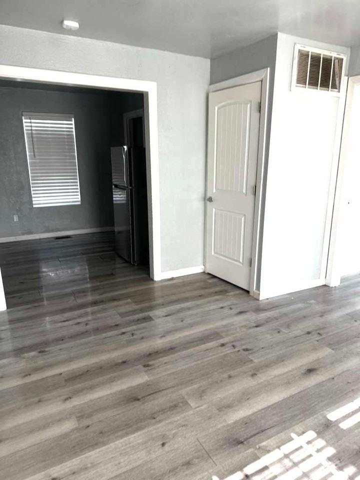 1101 Nw 27th St - Photo 6 of 9